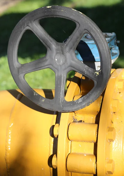 Tubería de gas con pernos y la válvula de cierre para el cierre de la g — Foto de Stock