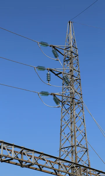 Yüksek voltajlı elektrik kabloları ile Galvanizli demir kafes — Stok fotoğraf