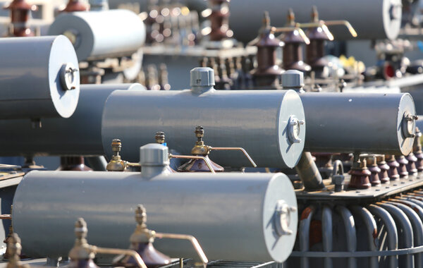 Хранение старых больших трансформаторов напряжения в помещениях
