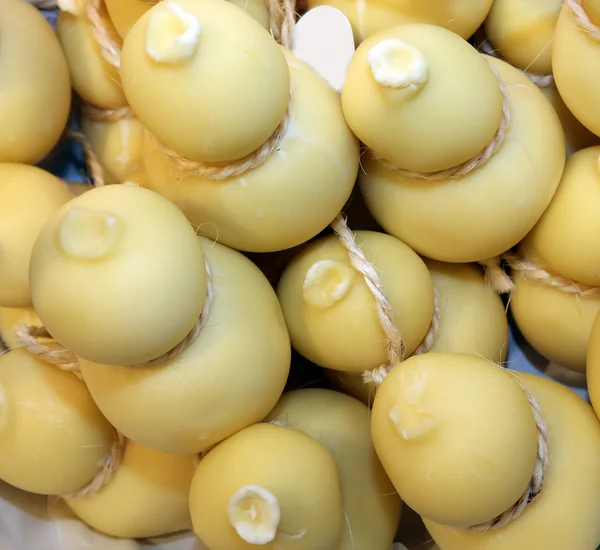 Muitas formas de venda de queijo caciocavallo no mercado italiano — Fotografia de Stock