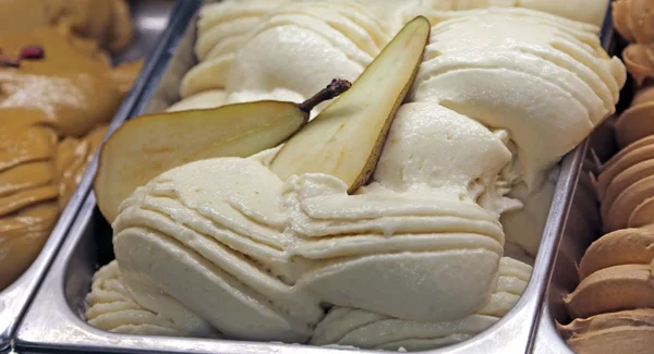 梨味のアイスクリームにフルーツにアイスクリームのトレイ — ストック写真