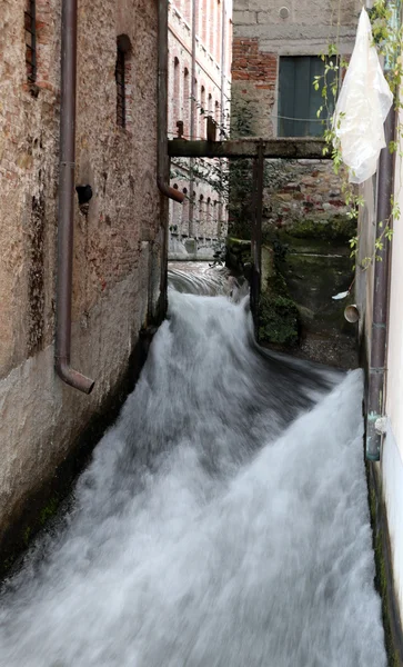 Bir kez ge için kullanılan endüstriyel binanın ortasında akışı — Stok fotoğraf