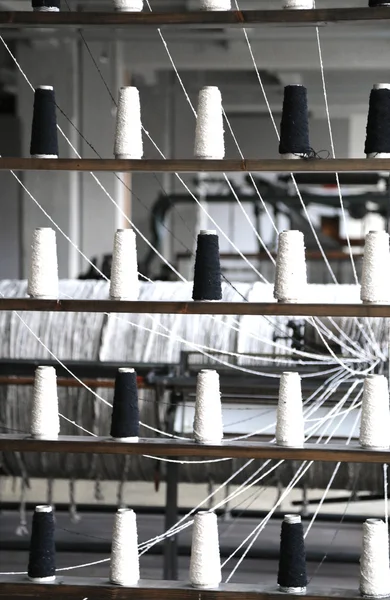 Veel spoelen van wol te draaien in de oude industriële weven loom — Stockfoto