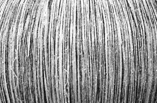 Schwarze und weiße Wollfäden, die mit einem Weberklo gewonnen werden — Stockfoto