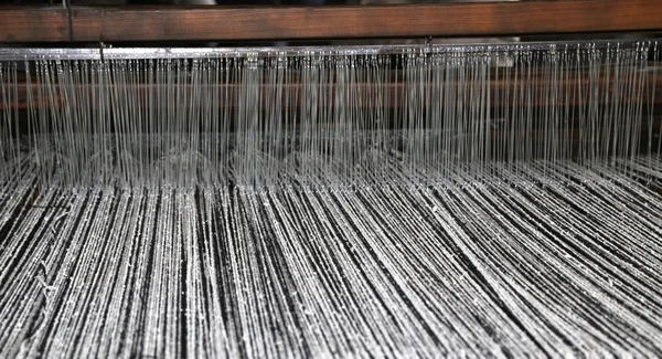 Ancient textile loom of wood with black and white color woolen t — Stock Photo, Image