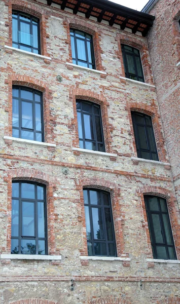 Detalhe arquitetônico das grandes janelas de um antigo b industrial — Fotografia de Stock