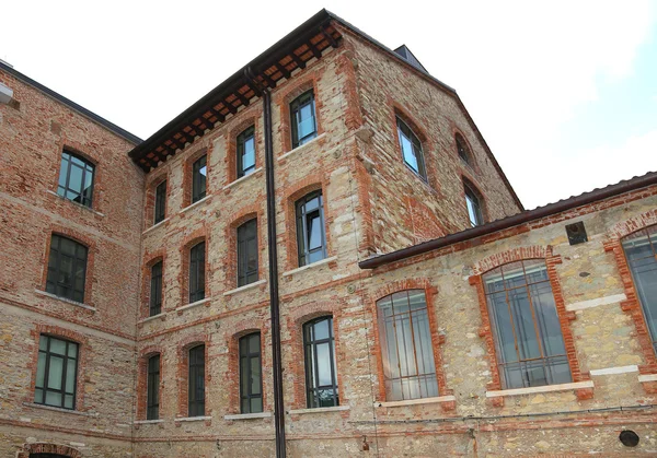 Detalle de las ventanas de un antiguo edificio industrial con bri rojo — Foto de Stock