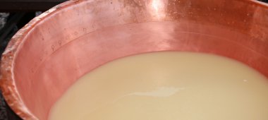 bakır kap süt ve peynir altı suyu chee imalatı için