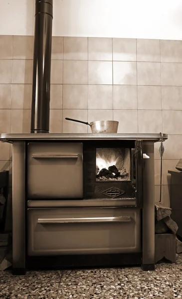 Velho fogão a lenha na cozinha da antiga casa — Fotografia de Stock