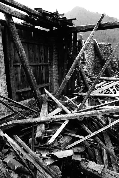 Escombros y las ruinas de la casa destruidas por el poderoso Earqu —  Fotos de Stock
