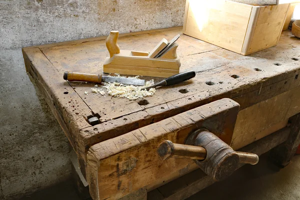 里面的工匠 j 个木柄与工作台上的工具 — 图库照片