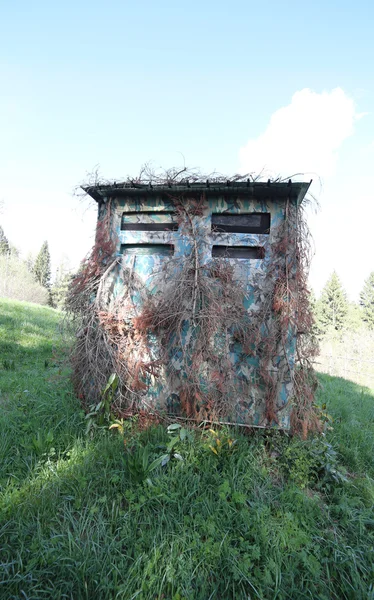 Fából készült kunyhó a vadászat a hegyekben — Stock Fotó