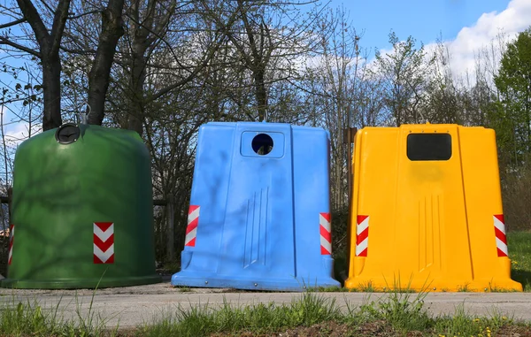 Poubelles pour la collecte des déchets de papier — Photo