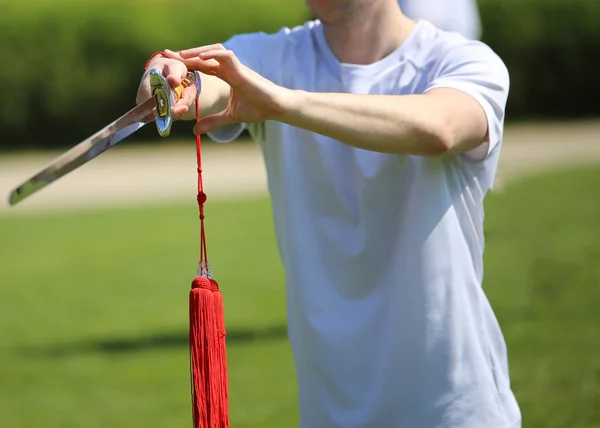 Hand van de meester van martial arts, Tai Chi, met de grote scherpe sw — Stockfoto