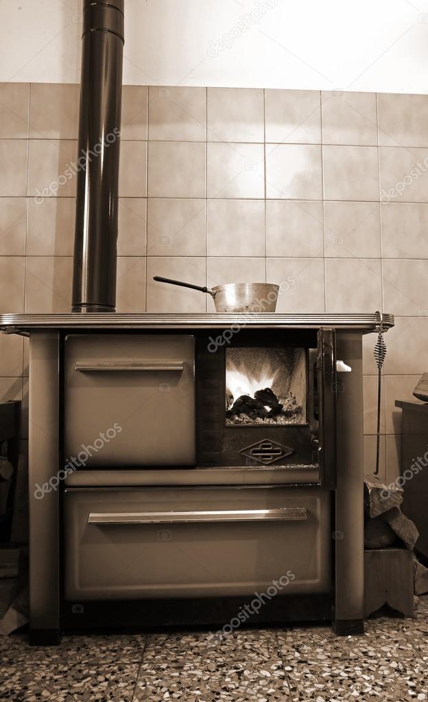 Vecchia stufa a legna nella cucina di casa antica — foto stock ... Cucine a legna antiche