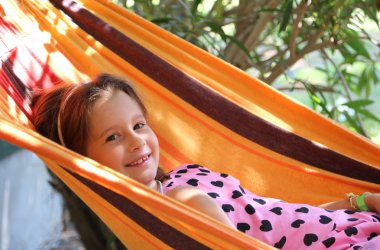 Şu tatlı bebeğe gülümseyen turistik köyün bir hamakta aittir