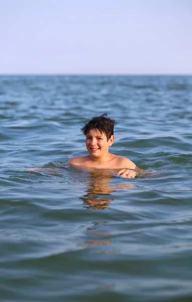 Ragazzo gioca in acqua di mare durante le vacanze estive — Foto Stock