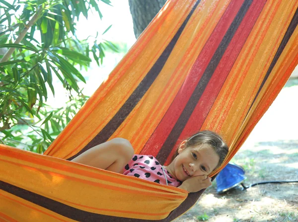 Niña Sonriente Descansa Una Hamaca Del Pueblo Turístico Durante Las —  Fotos de Stock