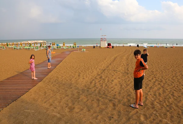 Famille heureuse avec enfants aller à la plage pendant l'été hol — Photo