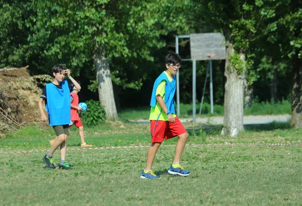 Dos hermanos jugando al fútbol con la chaqueta azul —  Fotos de Stock