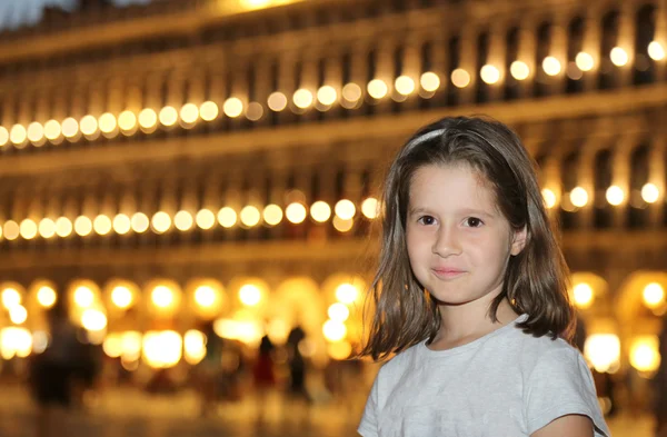 Joven niña sonriente con el fondo de una Pala veneciana — Foto de Stock