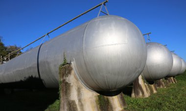 birçok uzun gaz basınçlı kaplar yanıcı natu depolamak için