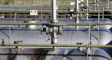 Kapama valfi ve boru basınç gemi yukarıda