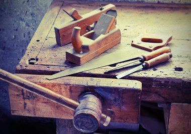 uçaklar ve keskiler ve tezgah üzerinde bir testere