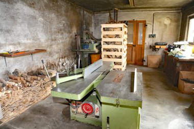 ahşap plakalar kesmek için makine ile doğrama Atölyesi