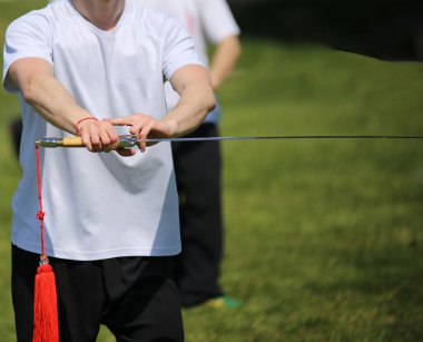 Tai Chi dövüş sanatları atlet uzman kılıç hareketlerle yapar