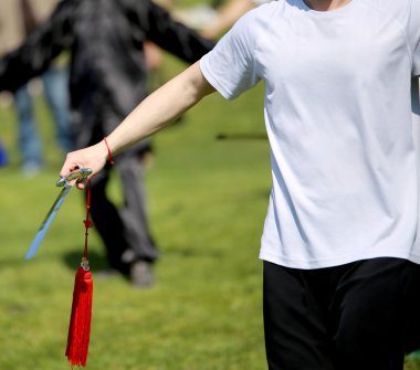 Tai Chi dövüş sanatları atlet uzman kılıç hareketlerle yapar