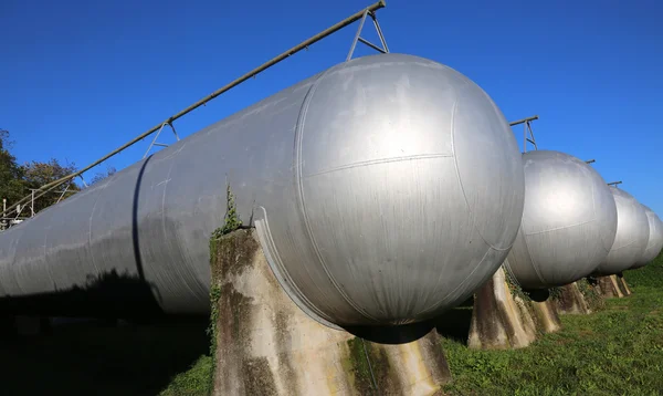 Many long gas pressure vessels for the storage of flammable natu — Stock Photo, Image