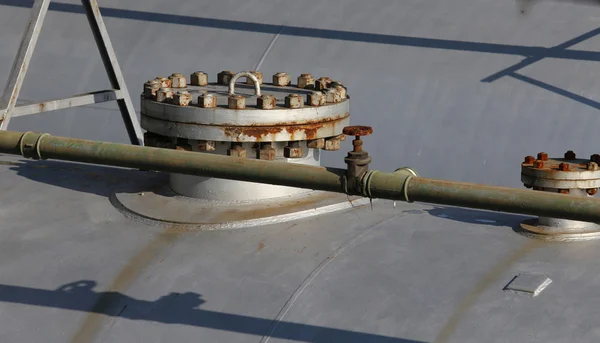 Deckel und Zapfhahn des Druckbehälters zur Speicherung des Erdgases — Stockfoto