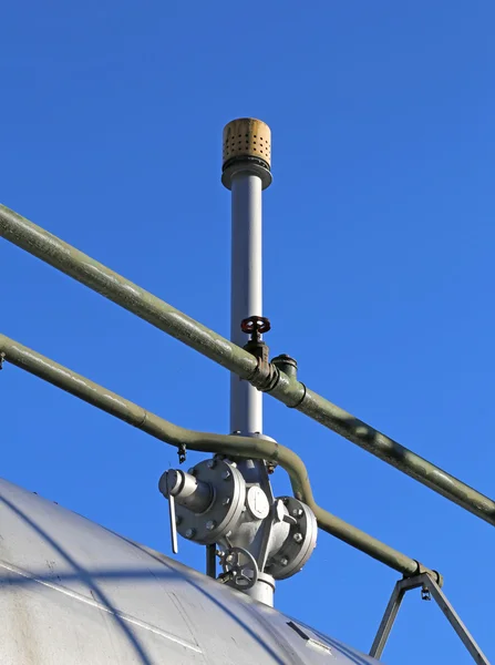 Detail van de klep van de lucht over de grote container onder druk — Stockfoto