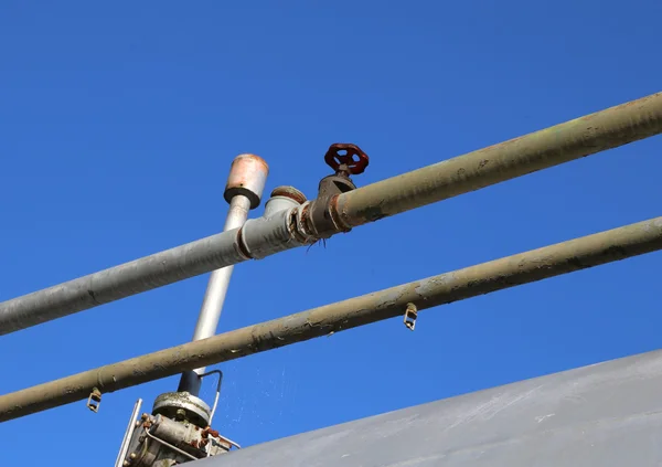Tubo de ventilação acima do cilindro grande para o armazenamento de ga natural — Fotografia de Stock