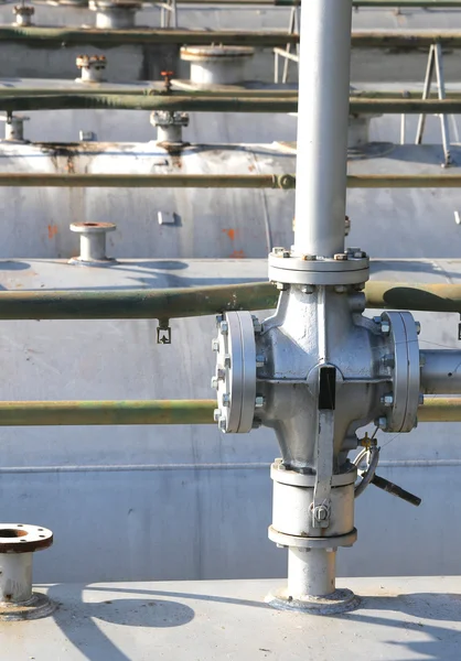 Válvula de bola por encima de la enorme cilindro de gas en el refinador industrial —  Fotos de Stock