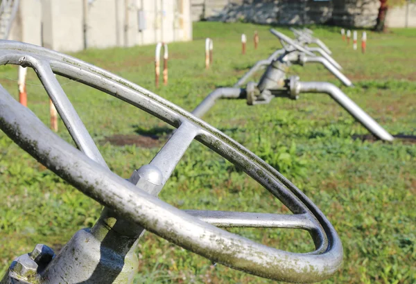 Iron gate valves to close or open the natural gas flow from the — Stock Photo, Image