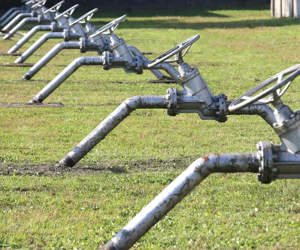 Válvulas de compuerta para cerrar o abrir el flujo de gas natural en la tubería sy —  Fotos de Stock