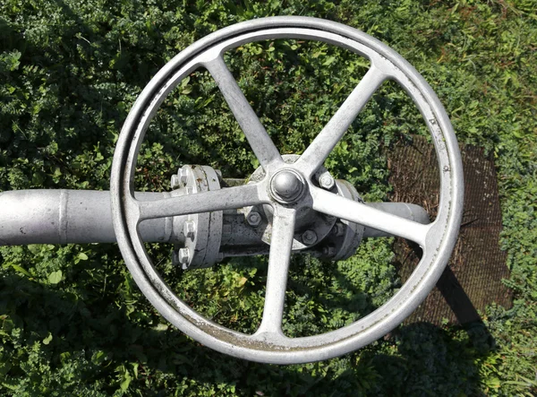 Válvulas de compuerta de hierro para cerrar o abrir el flujo de gas natural —  Fotos de Stock