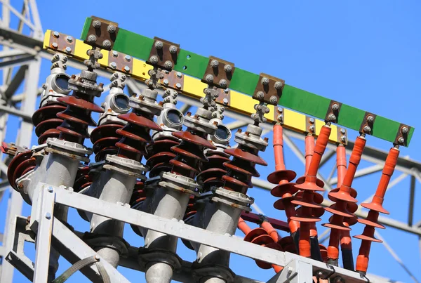 Isolatoren van een elektriciteitscentrale met grote elektrische stroom transmissi — Stockfoto