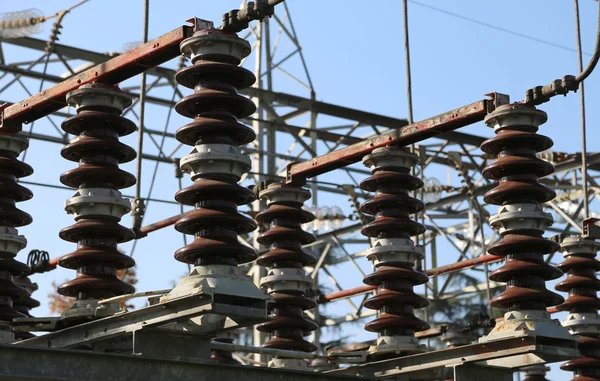 Desconectores en el aire en un sistema de subalimentación hidroeléctrica —  Fotos de Stock