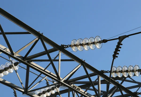 Elektrische kabels in aluminium voor hoogspanning voor het vervoer van de ele — Stockfoto