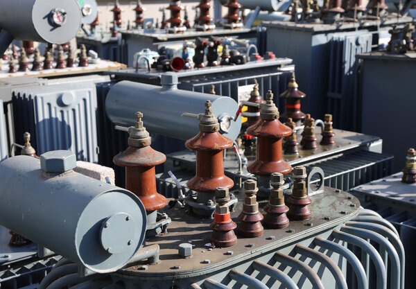 много старых больших электрических трансформаторов напряжения в отстойнике
 