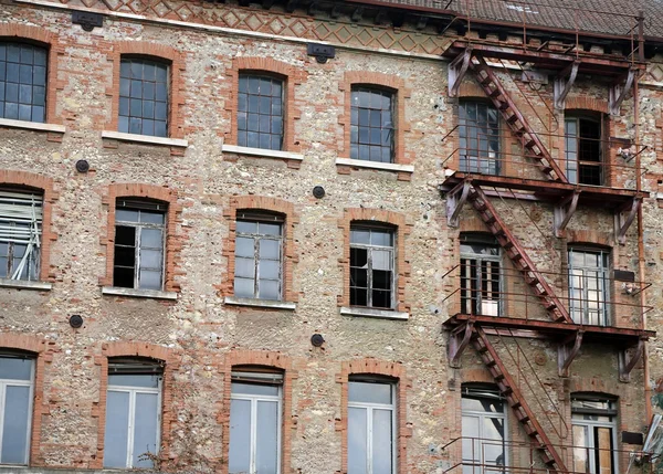Edificio industrial hecho de ladrillos y el largo abeto oxidado inseguro — Foto de Stock