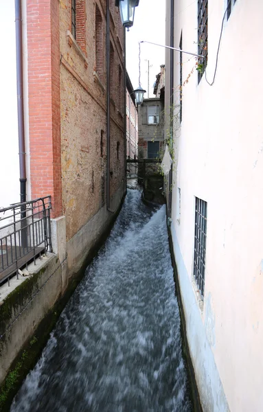 Stream in het midden van de industriële verlaten gebouwen, eenmaal — Stockfoto