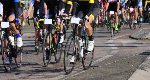 Ciclistas corren rápido en bicicletas durante la competición deportiva — Foto de Stock