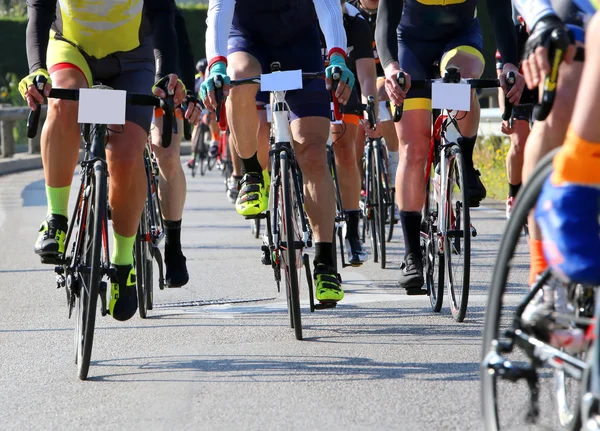 Radfahrer rasen auf Fahrrädern schnell — Stockfoto