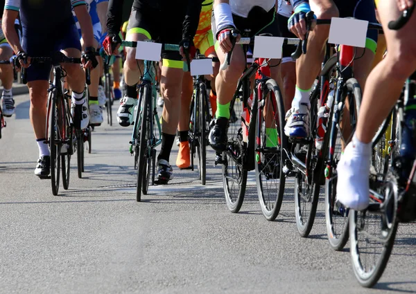 Ciclistas correm rápido em bicicletas durante a competição esportiva — Fotografia de Stock