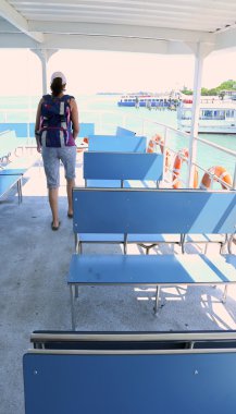 kadın turist feribot Venedik'e bir yer bulur