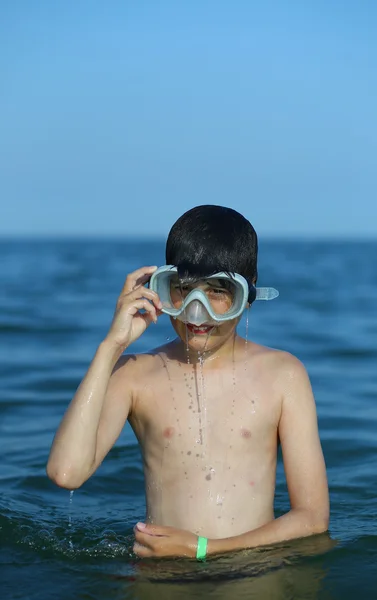 Dítě má zábavu s maskou potápěč v moři v létě — Stock fotografie